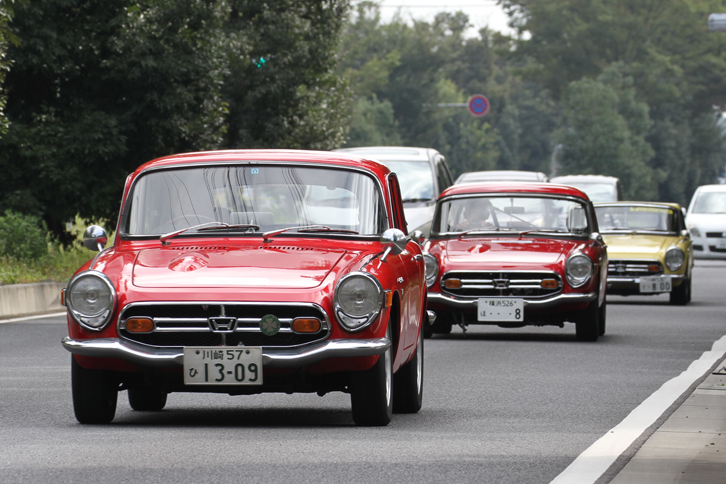 こちらは「S800クーペ」に2台の「S800」が続く。