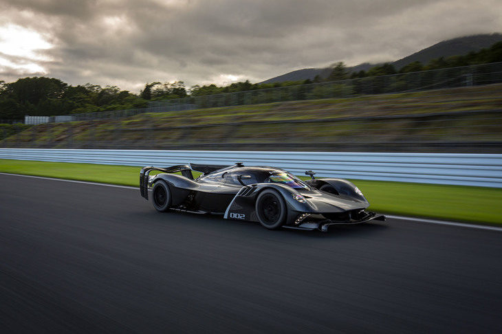 富士スピードウェイで行われた「アストンマーティン・ヴァルキリーAMR Pro」披露会の様子。