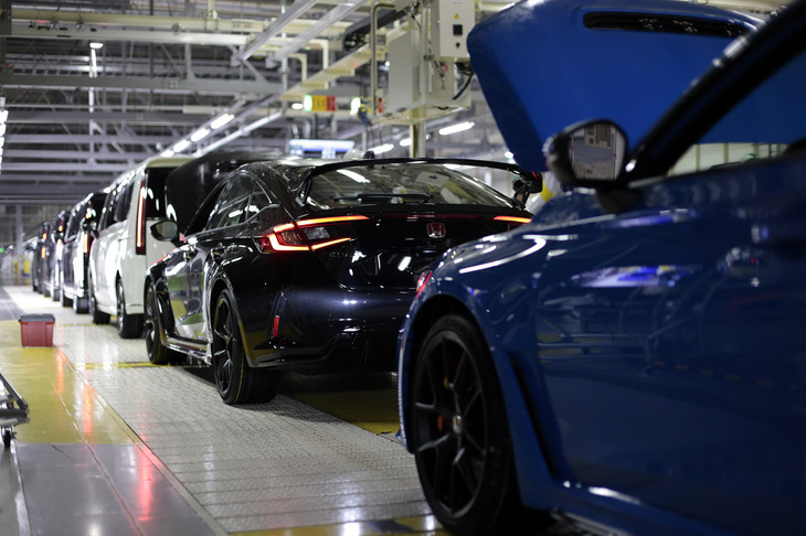 組み立てが完了し、「ステップワゴン」などとともに検査工程へと向かう新型「シビック タイプR」。