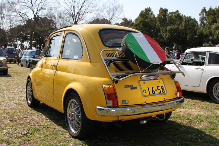 1971年「フィアット500L」だが、ナンバーは黄色いボディーとおそろい。パワートレインを「スバル・サンバー」用の水冷660cc直4エンジン＋3ATに換装し、軽登録としたモデルだった。