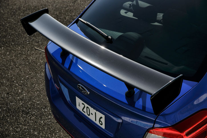 ドライカーボン製の大きなリアウイングは、「NBR CHALLENGE PACKAGE」専用のアイテム。