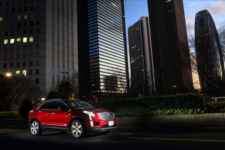 日本における「XT5クロスオーバー」のラインナップは2グレード。今回の取材では、上級モデルの「プラチナム」をテストした。