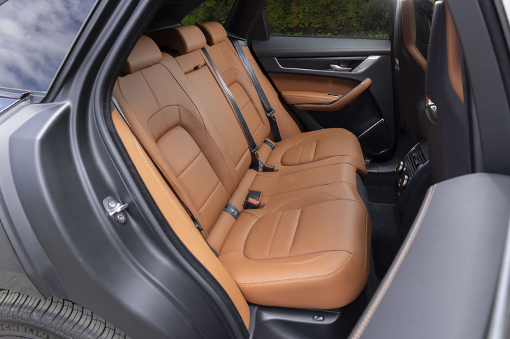 「F-PACE R-DYNAMIC HSE」グレードの後席。オプションのパノラミックルーフを装着しても、大人がゆったりとくつろげる952mmの室内高が確保されている。リアシートの背もたれは40：20：40の3分割可倒式。