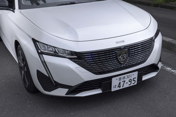 ヘッドランプの両端から牙が生えた「308」のフロントマスク。立体的な形状のグリルなどは、未来的な印象を抱かせる。