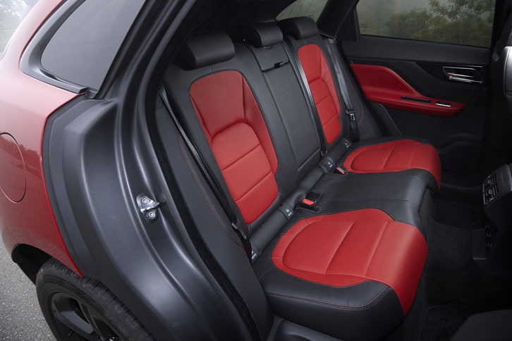 「クラス屈指の広さ」とうたわれる後席。「ポルシェ・マカン」や「BMW X4」などのライバルよりも広いニールームが確保される。