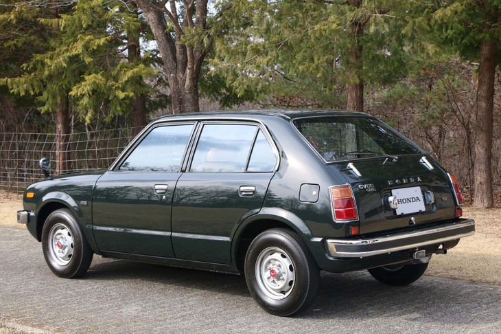 「シビック」のボディーは、5ドアのハッチバック風だが、「クラシックMINI」と同じくトランクが独立式なのも特徴。この他にテールゲート付きの正統なハッチバックも設定されていた。