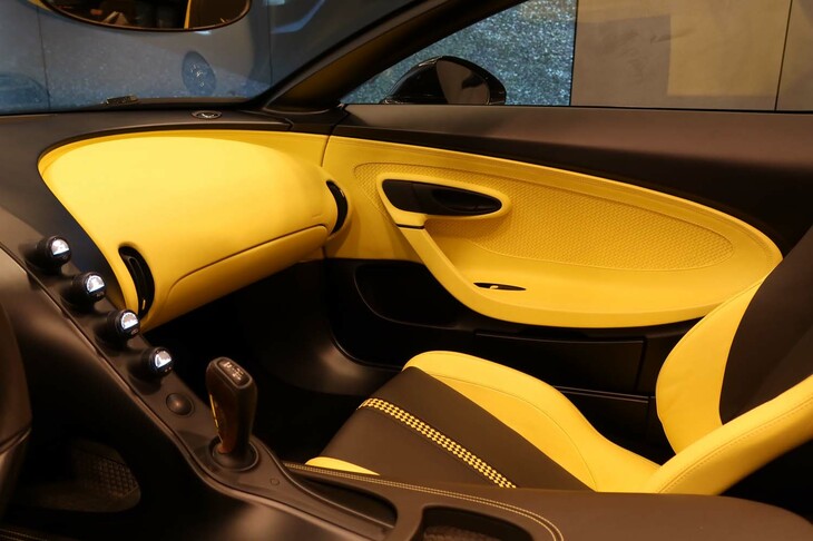 ブガッティW16ミストラル（インテリア助手席側）