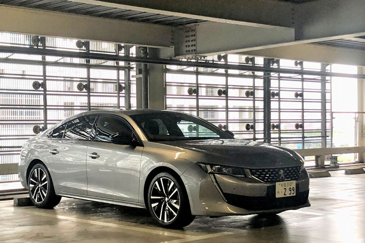 現在私の足グルマとして活躍している、ちょいワル特急こと「プジョー508 GT BlueHDi」。このスカしたファストバックスタイルがたまらんのです。