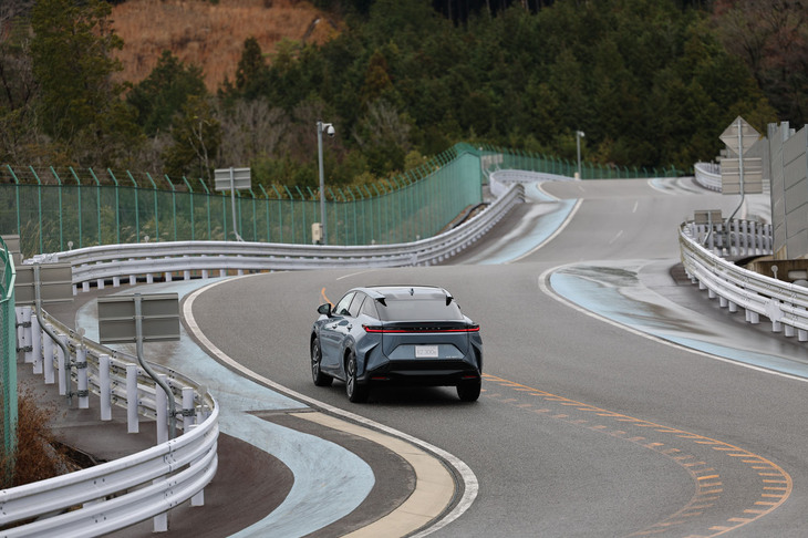 前後駆動力配分のない「RZ300e」でもすっきりとしたハンドリングが味わえた。「RZ450e」との価格差は小さいが、あえてこちらを選ぶという手もありだろう。