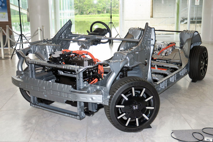 貴重な「ホンダe」のランニングシャシー。同車には新開発のEV専用プラットフォームが採用されている。
