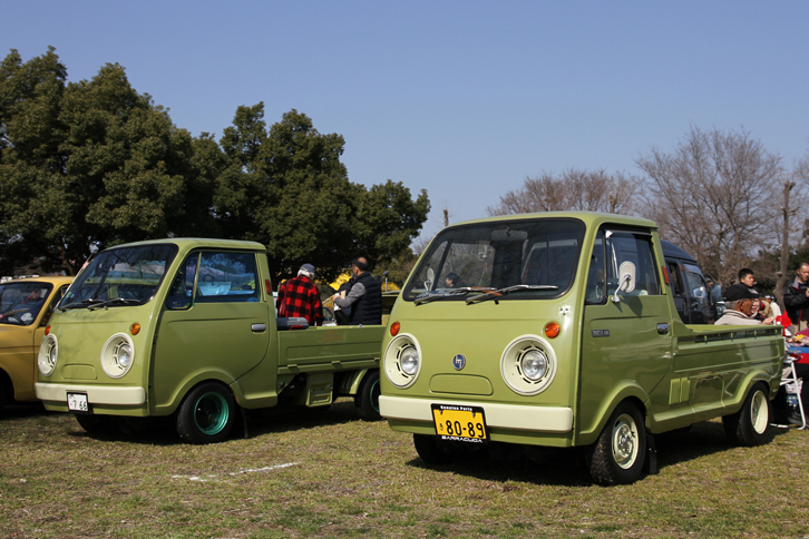 ローダウンされた2台の「マツダ・ポーターキャブ」。右は標準ボディー、左は三方開き式。通称ガチャピン。