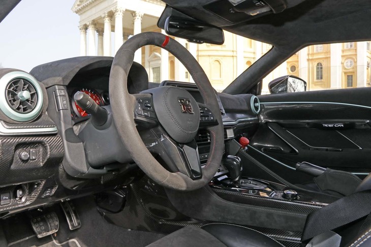 ダッシュボードのアッパー部分はベース車両と同じアルカンターラだが、ロワ部分およびコンソールはカーボンに換えられている。