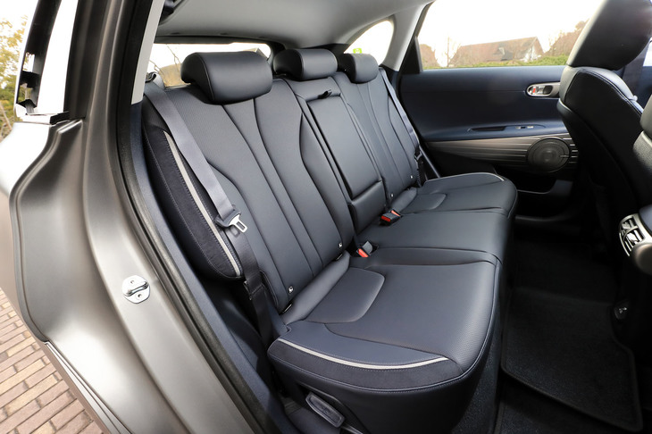 後席はヘッドルーム、ニールームとも余裕があり、ゆったりと足が組めるほどだった。背もたれは60：40の分割可倒式で、前方に倒すとフラットな荷室空間が出現する。