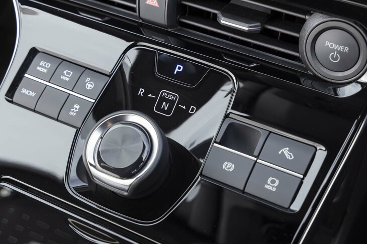 トヨタ車では初採用のロータリー式シフトセレクター。シルバーの部分を押し込んでから回す。