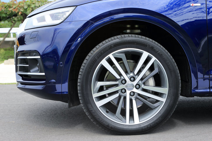「Q5」のタイヤサイズは235/60R18が標準。「Sラインパッケージ」が標準装備となる「ファーストエディション」には、20インチのアルミホイールと255/40R20サイズのタイヤが装着されていた。