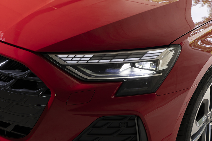 デイタイムランニングライトは表示パターンが選べるようになった。標準では3種類、この試乗車のようにマトリクスLEDヘッドライト（オプション）装着車の場合は4種類から選べる。