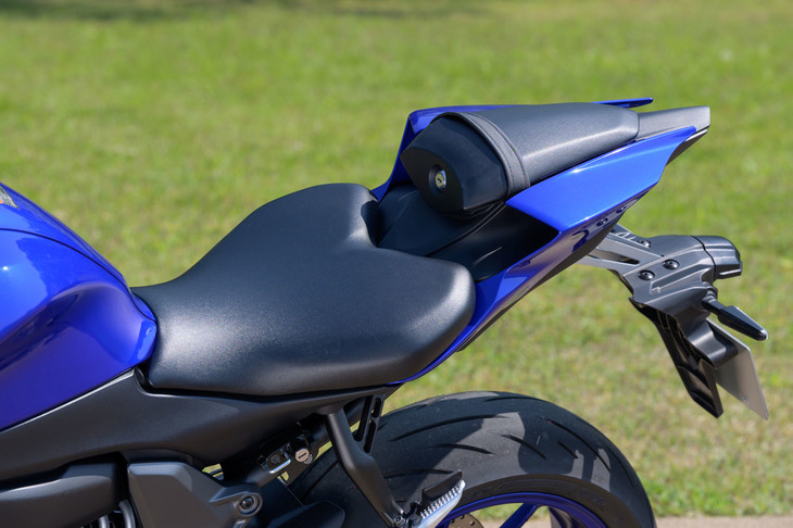 スーパースポーツゆえ、シート高は835mmと高め。自由度の高い運転姿勢と良好な足つき性を両立するべく、後方は幅広、前方はスリムな座面形状となっている。