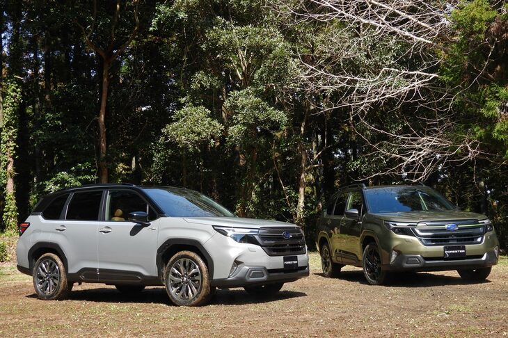 「スバル・フォレスター プレミアムS：HEV EX」（写真向かって左）と「フォレスターX-BREAK S：HEV EX」（同右）。