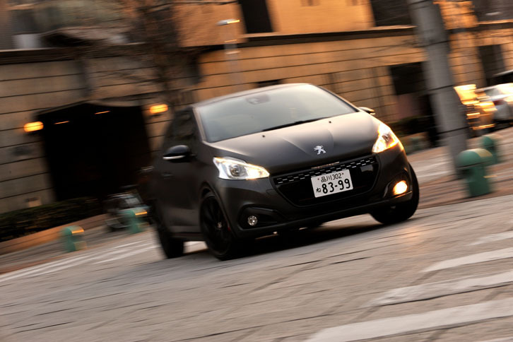 足まわりでは前後のトレッドも「GTi」より拡大されており、前が1520mm、後ろが1500mmとなっている。