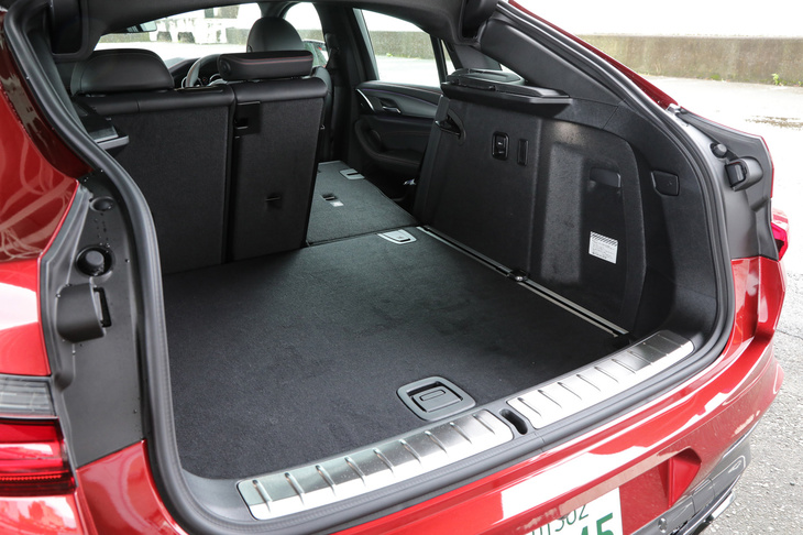 後席バックレストは40：20：40の分割可倒式。荷室には後席のバックレストをワンタッチで倒せるリリースレバーが備わる。