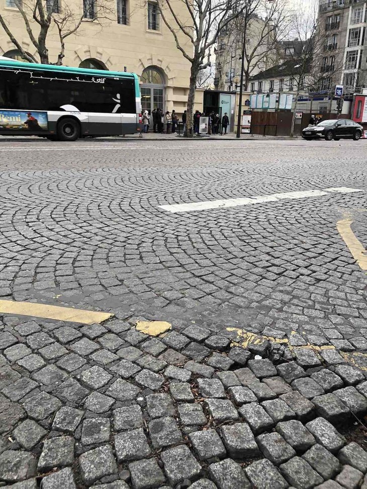 近年パリの道路補修は滞りがちだ。エリアによっては、石畳をはがしてデモの投石に用いる者もいるので、さらに傷む。