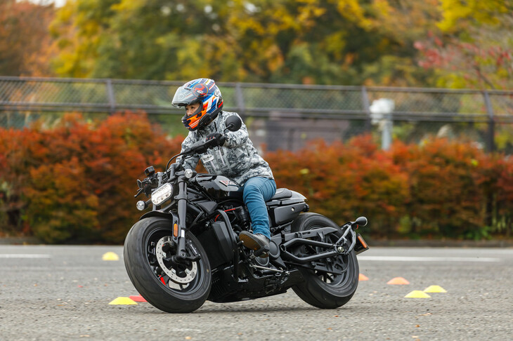 ハンドリングコースを走る筆者。上体はリラックスしたまま、曲がる方向にお尻の荷重をかけ、ニーグリップしている反対側のヒザを押し込むと、バイクは自然に倒れてスムーズに旋回していく。