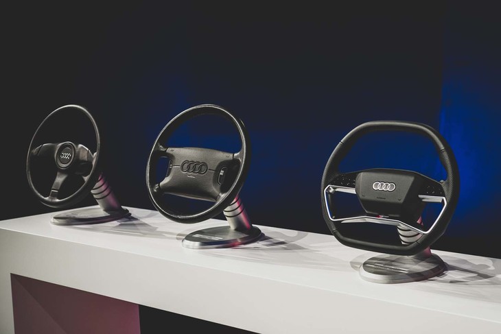 写真左から、1986年、1996年、そして2021年のステアリングホイール。形状に35年分の違いがみられるものの、機能や質感の元となる開発ポリシーは変わらない。