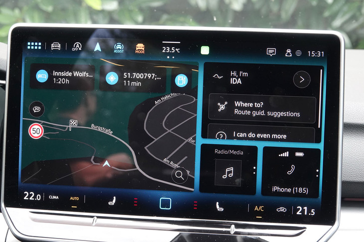 大型タッチディスプレイの画面最上段にソフトスイッチが設けられ、ここでナビゲーションシステムやドライブモード、運転支援装置などの情報をワンアクションで呼び出せるようになった。