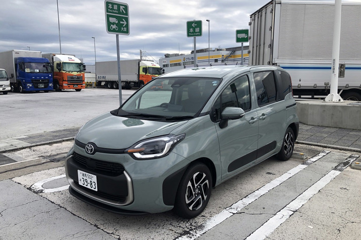 いつもの首都高辰巳PAで、休憩中のカット。今回の試乗車両は「アーバンカーキ」と呼ばれる渋めのボディーカラーをまとっていた。ヘッドランプの隈（くま）取りが微妙に残され、「シエンタ」であることを主張している。