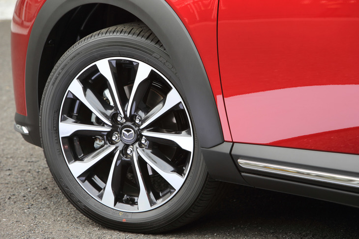 シャシーについては、路面からの入力を早期からなだらかにバネ上へと伝える特性を追求。タイヤもサイドウオールの剛性を下げ、適度なたわみをもたせた専用品をサプライヤーと共同開発した。