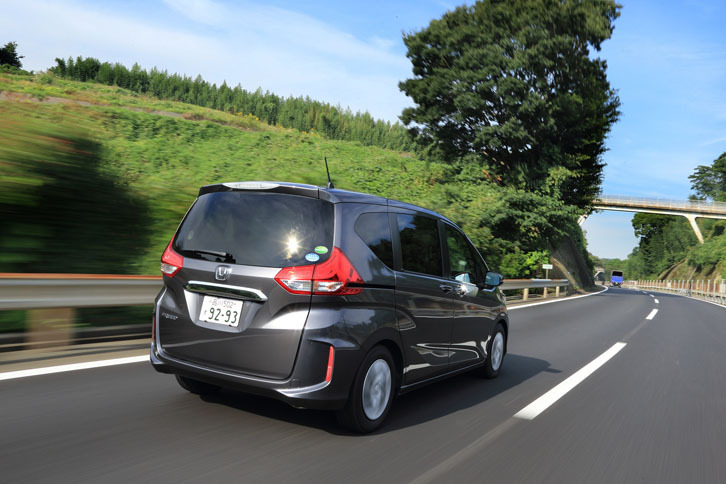 新型「フリード」は、乗車人数に関わらず安定感のある走りを実現すべく、リアサスペンションおよびその取り付け部の剛性が高められている。