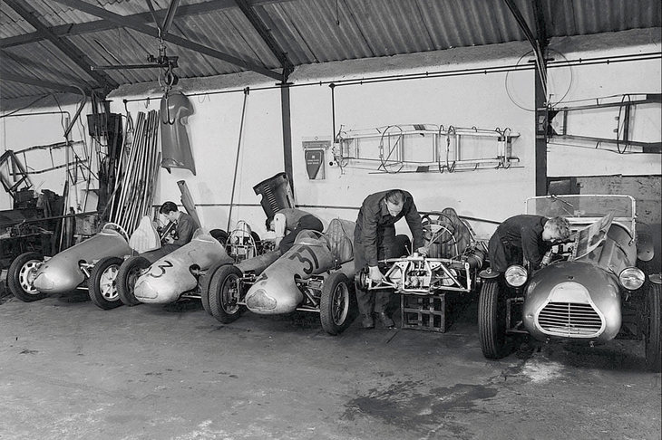 ロンドン・サービトンのワークショップにて製作される「クーパー500」。当時のイギリスには、こうしたバックヤードビルダーが多数存在した。