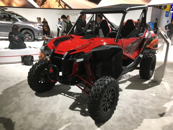 ホンダが発表したのが2人乗りのサイドバイサイド（多目的四輪車）の「TALON（タロン）」。オフロードバイク「CRF1000」のエンジンとデュアルクラッチ式ATを搭載する4WDだ。