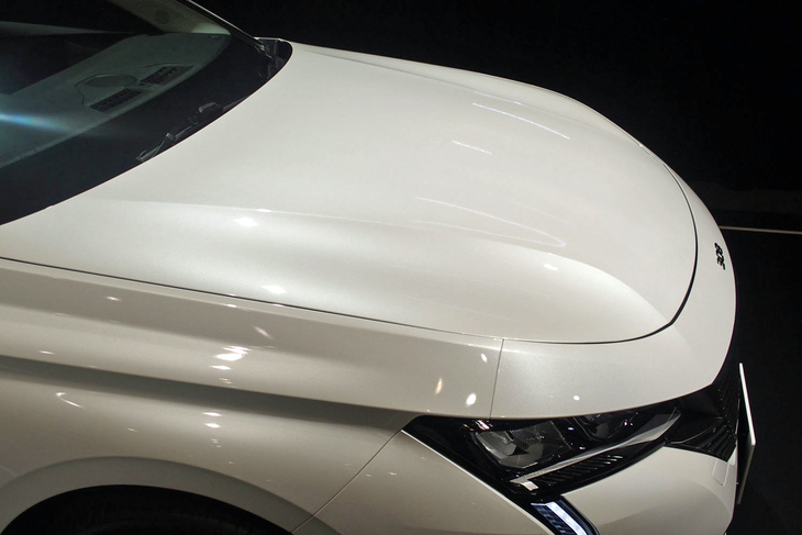 プジョー308アリュール（フロントフード）