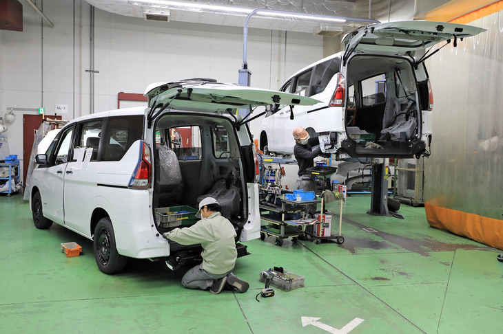 「セレナ」のスロープ仕様は、リアまわりの分解、ボディーの切断、溶接、塗装、部品の取り付け……といった工程を経て製作される。福祉車両の中でも、特に手がかかるものだ。