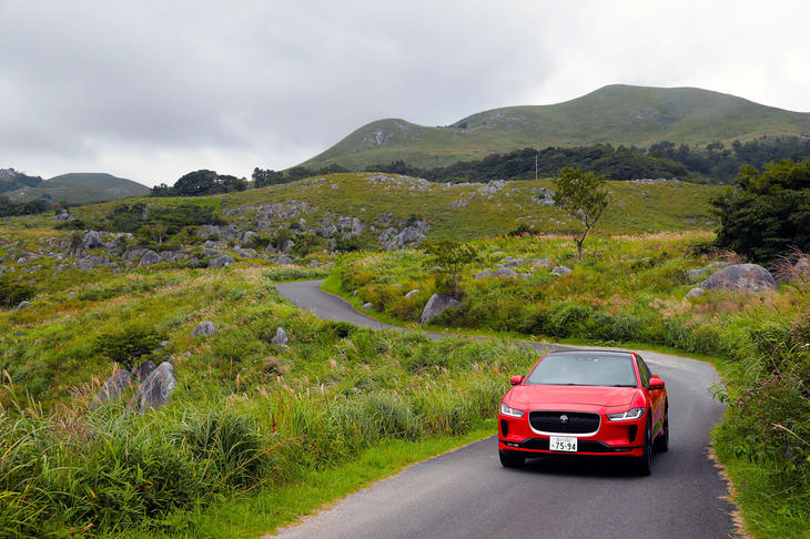 ボディーカラーは全12種類。デザインチームが設計の段階から開発に携わったという豊富な純正アクセサリーとも相まって、高級車ならではの自由度の高いカスタマイゼーションが可能だ。