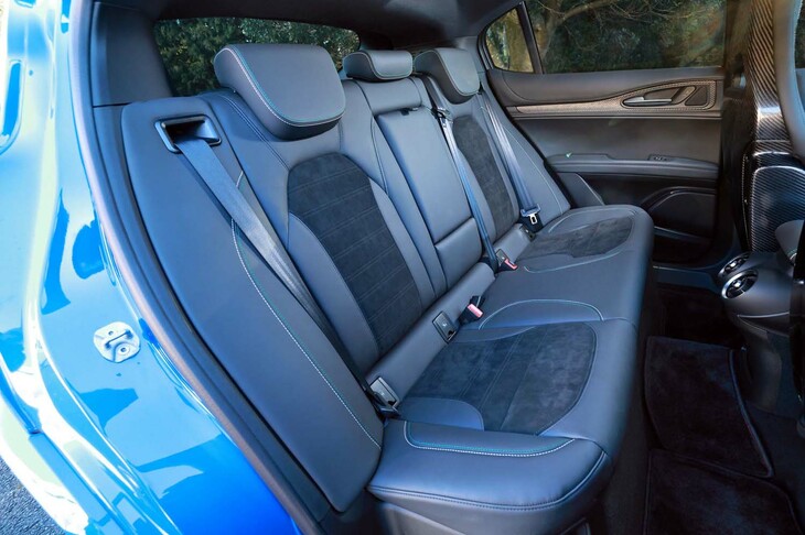 リアシートは4：2：4の3分割可倒式。中央の背もたれを倒せば、4人乗車しつつスキー板などの長尺物を積むことも可能だ。