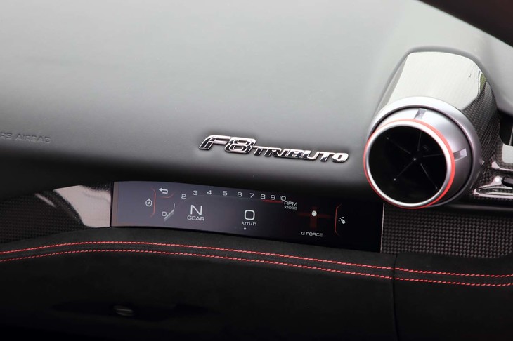 助手席側のダッシュボードには8.5インチのディスプレイが備わる（オプション）。エンジンの回転数やギアセレクト、速度などをドライバーと共有できるようになっている。