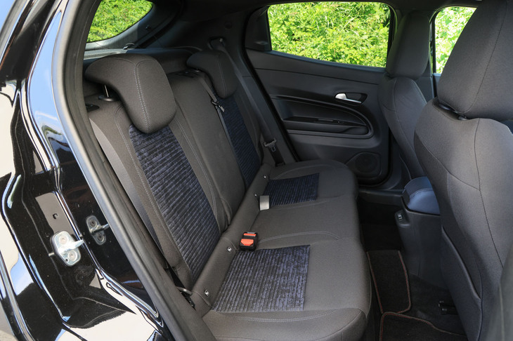 コンパクトなボディーのわりに後席はヘッドルーム、ニールームともに広く、大人でも十分くつろげるほど。背もたれには60：40の分割可倒機構が組み込まれている。