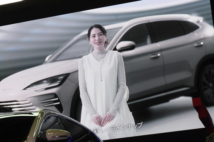 プレスカンファレンスではブランドアンバサダーを務める女優の長澤まさみさんのビデオメッセージも流され、多くの人が足を止めていた。