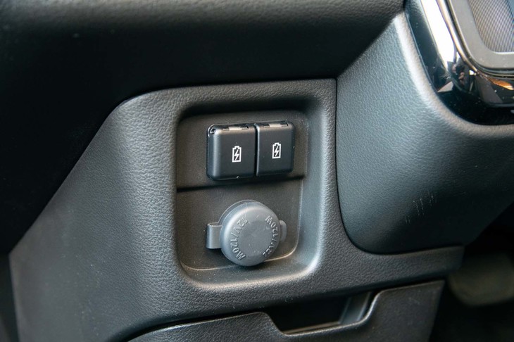 シフトセレクターの下方にはUSBポートが2つと12Vのアクセサリーソケットが用意されている。