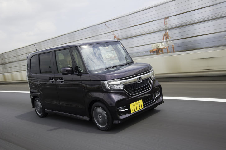 自然吸気（NA）エンジンを搭載した「N-BOXカスタムG・L Honda SENSING」。燃費性能はグレードによって異なり、NAモデルの場合は24.2～27.0km/リッター（JC08モード）。