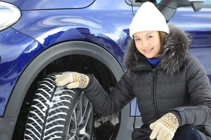 「グッドイヤー・ベクター4シーズンズ ハイブリッド」と、いとうりな。