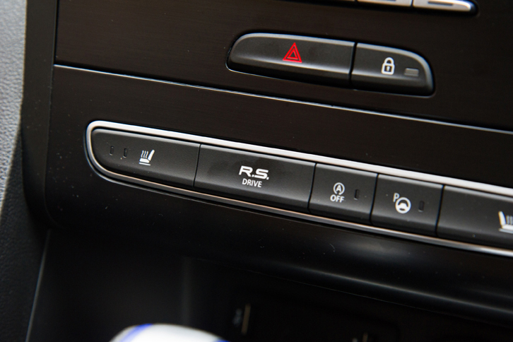 4つの走行モードのうち、スポーツモードについてはセンタークラスターの「R.S.ドライブ」ボタンで直接呼び出すことも可能だ。