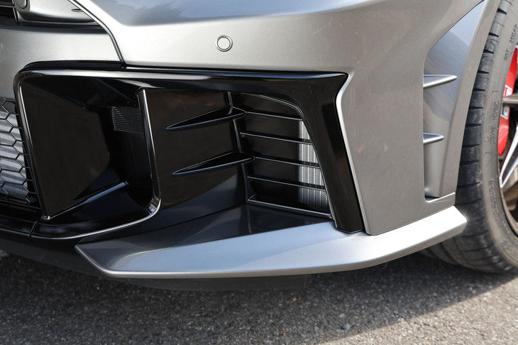 フロントリフトの発生を抑制し、前輪の接地感と空力バランスを高めるフロントリップスポイラー。車両のトータルリフトバランスを向上させる働きもうたわれる。