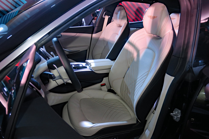 アストンマーティンDBX（フロントシート）