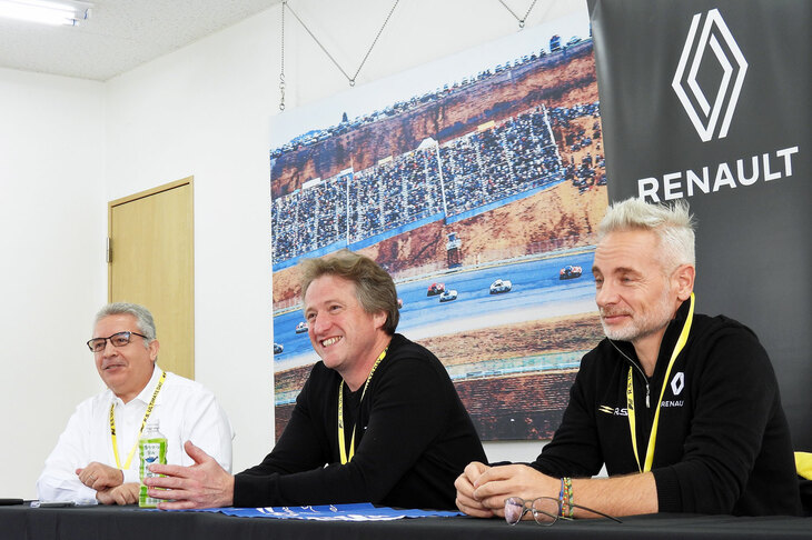 インタビューは「R.S.アルティメイトデイ」の当日、スケジュールの合間をぬって行われた。写真向かって右から、ロラン・ウルゴンさん、フィリップ・メリメさん、司会と通訳を務めたルノー・ジャポンのフレデリック・ブレンさん。