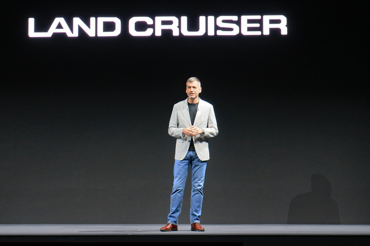 発表会では、トヨタ自動車のデザイン領域統括部長を務めるサイモン・ハンフリーズCBOが登壇。来場した報道関係者と、オンラインで視聴する海外のメディア向けに、「トヨタ・ランドクルーザー」の歴史や新型の特徴を説明した。
