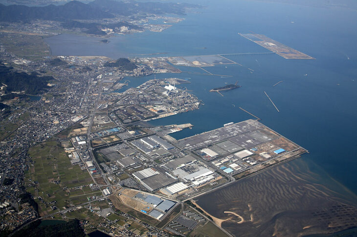 福岡・苅田港の工業地帯。手前には、九州が「カーアイランド」化する契機となった、日産自動車九州の工場が見える。奥の鳥越町にはトヨタ自動車九州が工場を構えており、トヨタではその近隣である新松山地区に電池工場を新設する予定だ。