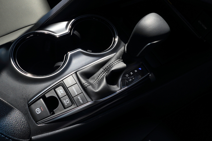 エコ／ノーマル／スポーツという3つのパターンを持つ、ドライブモードセレクトを採用。シフトレバー後方に切り替えスイッチを配置する。